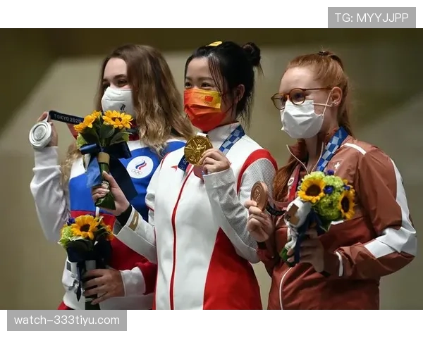 杨倩领奖台像雕像，生活照像会撒娇的富家闺女，反差感把我看懵了
